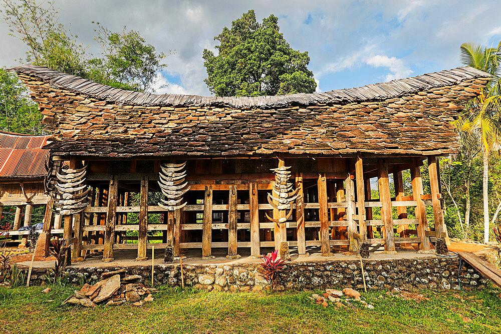 The 700 year old Papa Batu, the only stone roofed tongkonan house in Toraja, south west of Rantepao, Tummake, Toraja, South Sulawesi, Indonesia, Southeast Asia, Asia