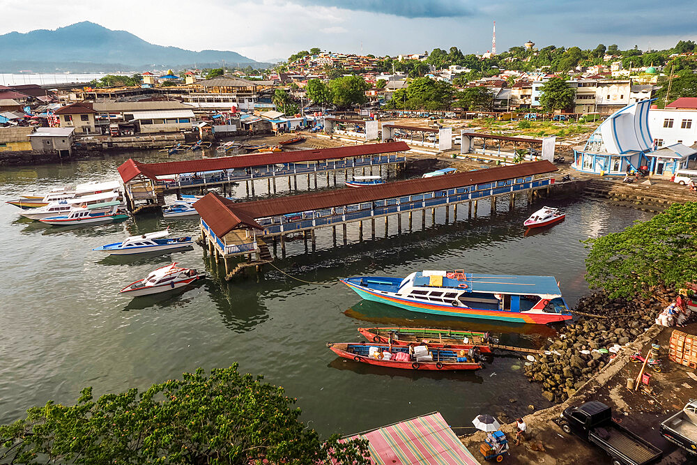 Wharves and boats at the busy port of this provincial capital in the far north of Sulawesi, Manado, North Sulawesi, Indonesia, Southeast Asia, Asia