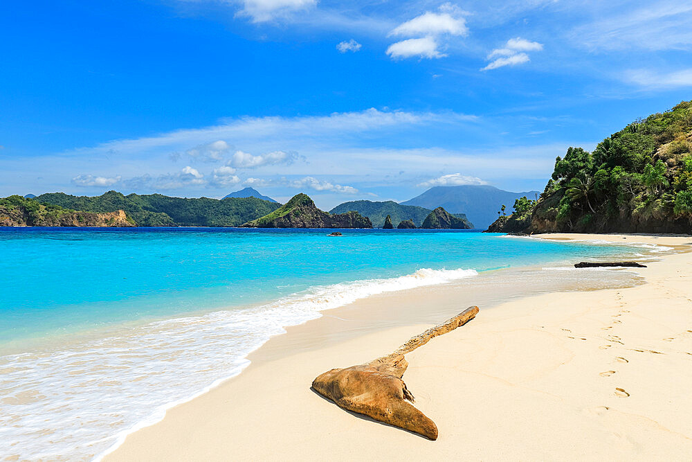 Mahoro Island white sand beach with Masare and Pahepa Islands beyond, Mahoro, Siau, Sangihe Archipelago, North Sulawesi, Indonesia, Southeast Asia, Asia