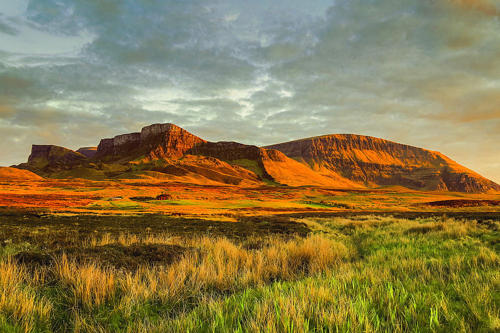 The Trotternish Ridge, a major geological feature of lava flows over Jurassic sediments & major scenic attraction in the far north east of the island at sunset 'Golden Hour'. Flodigarry, Trotternish Peninsula, Skye, Inner Hebrides, Scotland, UK