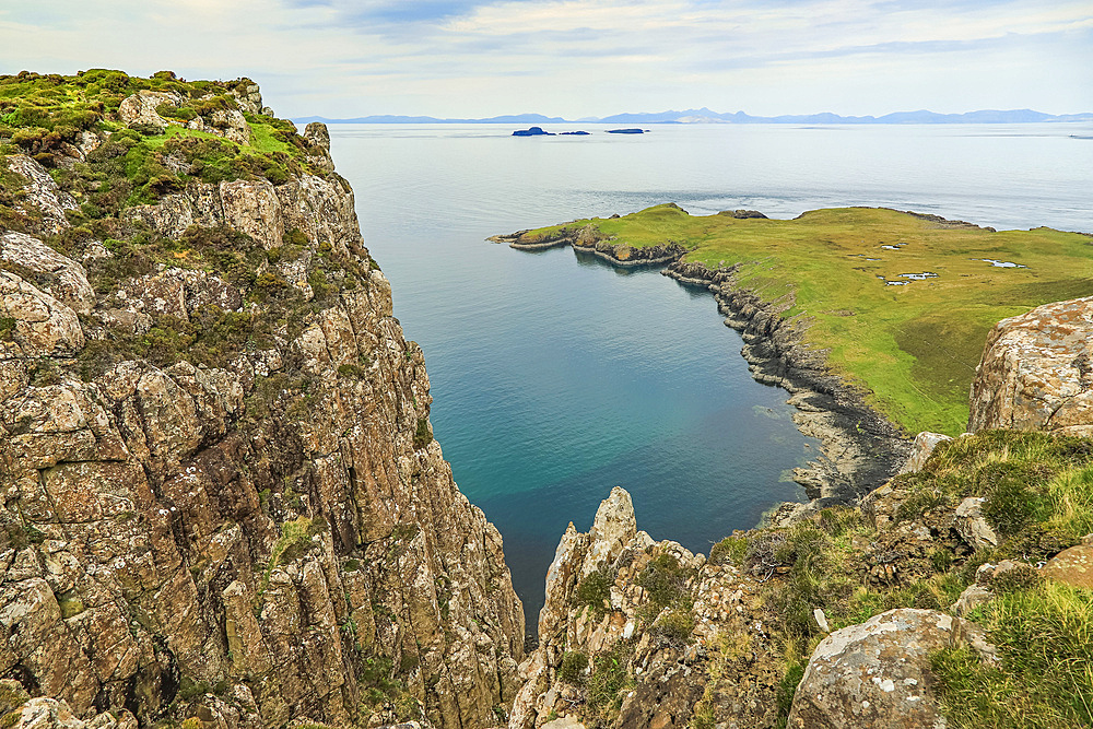 View from the Rubha Hunish lookout bothy to the Shiant Isles and Harris from the most northern tip of Skye, an SSSI due to its igneous geology and maritime cliffs, Rubha Hunish, Duntulm, Skye, Inner Hebrides, Scotland, United Kingdom, Europe