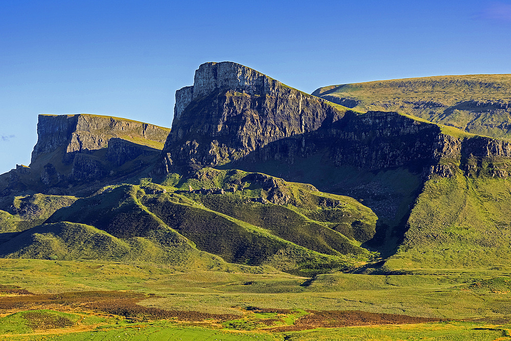 The Trotternish Ridge north of the Quirang, a major geological feature of lava flows over Jurassic sediments & major scenic attraction in the far north east of the island. Flodigarry, Trotternish Peninsula, Skye, West Inner Hebrides, Scotland, UK