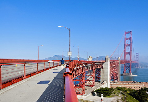 Golden Gate Bridge photographed from the city, San Francisco, California, USA, America