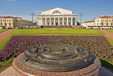 White Nights, GUS Russia St. Petersburg 300 years old Venice of the North the Stock Exchange now Museum for Marine designed by Thomas de Thomons and built in 1805 to 1816 Figures at the Roof of the Stock Exchange made by Stonedesigner Samson Suchanow show