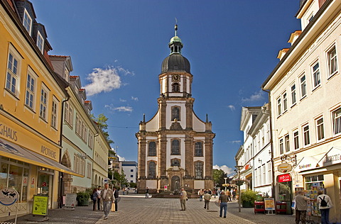 BRD Germany ThÃ¼ringen Freestate ThÃ¼ringen Suhl Centre for Hunting and Sporting Arms Landmark of the City the Memorial of the Armorer Pedestrian Zone at Steinweg with Baroque Crosschurch built in 1731 to 1739 as Hall Building People are Shopping Visitors