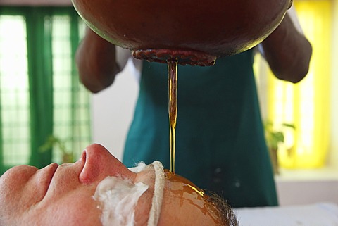 Shirodhara, oil being poured on the forehead, Ayurvedic treatment, Bethsaida Hermitage near Kovalam, Kerala, southern India, India, Asia