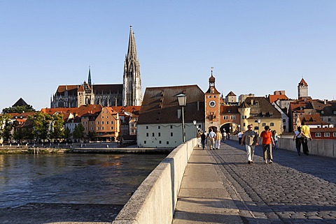 Stone Bridge ( Steinere BrÃ¼cke ) , Cathedral , Old Town Skyline , Danube river , Regensburg , Upper Palatinate Bavaria Germany