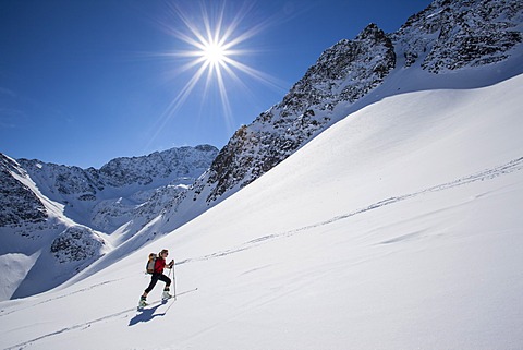 Ski tour walker to the Steintalspitzen summits, Stubai Alps, KâˆšÂºhtai, Tyrol, Austria