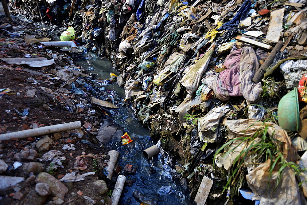 Sewer, contaminated stream in the favela Buraco do Tatu, Sapopemba, Zona Suedeste, SÃ£o Paulo, Brazil, South America