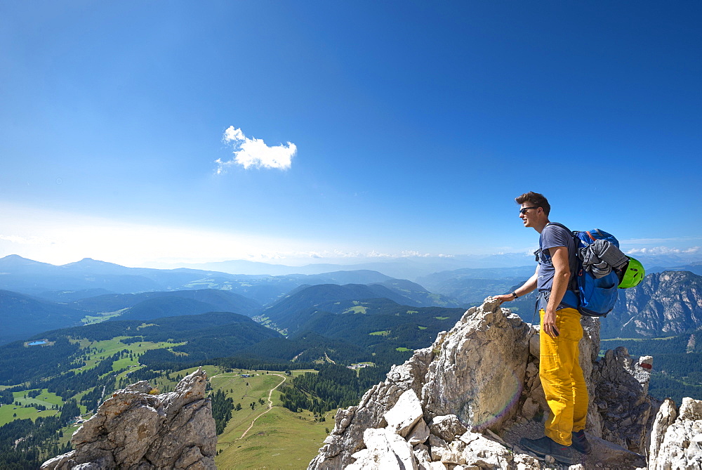 Hiker at the Pas de le Coronele near the Rosengarten group, circumambulation, Dolomites, South Tyrol, Trentino-Alto Adige, Italy, Europe