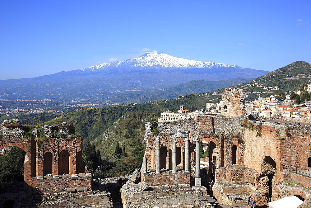 Ruins of the amphitheater, Teatro Antico di Taormina, with a view of volcano Etna, Taormina, Sicily, Italy, Europe