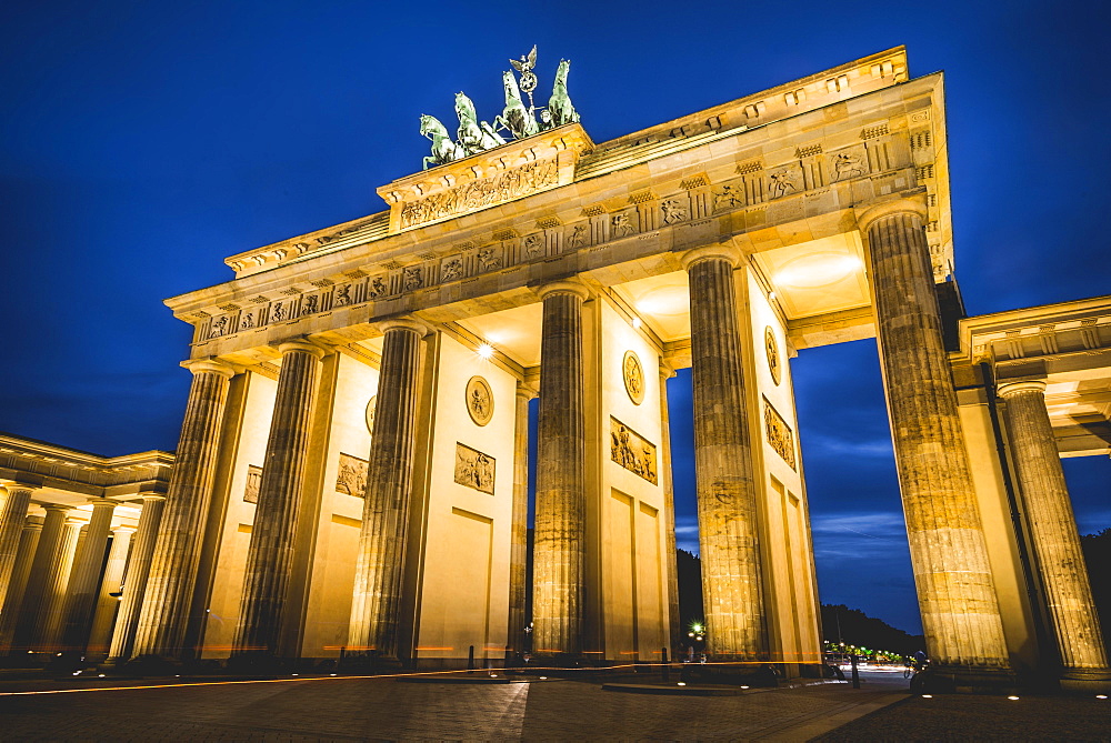 Brandenburg Gate at dusk, illuminated, Pariser Platz, Berlin-Mitte, Berlin, Berlin, Germany, Europe