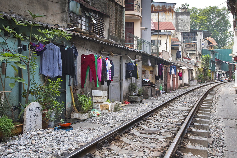 Houses directly on the train tracks, old town, Hanoi, Vietnam, Asia