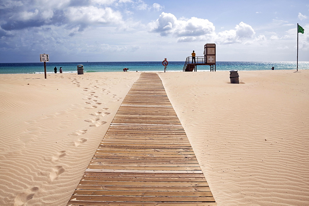 Boardwalk over the sand dunes to the sea with lifesaver station, sandy beach, Playa Bajo Negro, Corralejo Natural Park, Fuerteventrura, Canary Islands, Spain, Europe