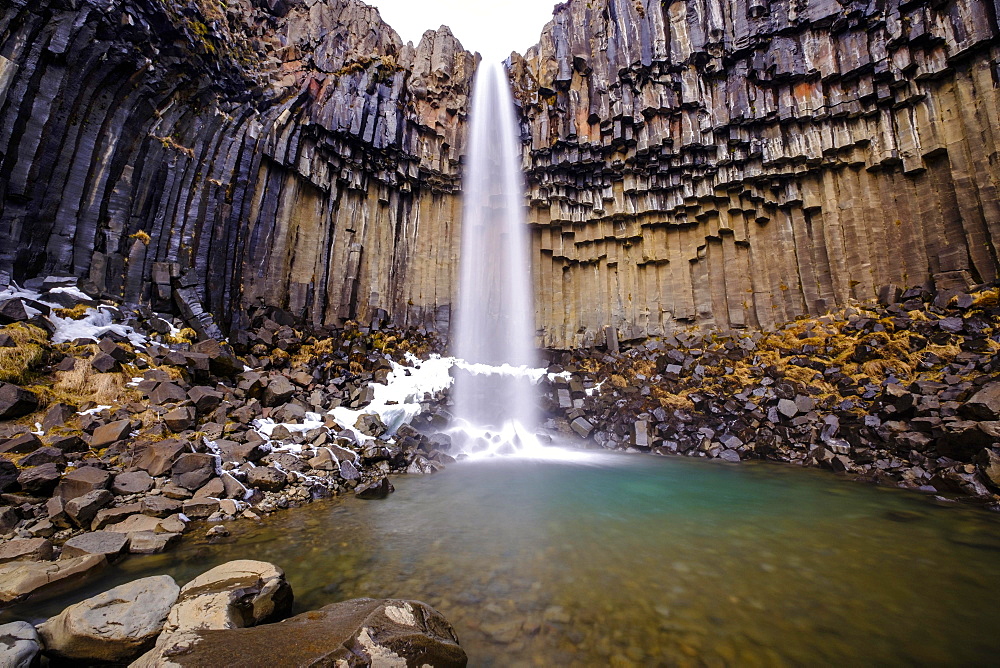 Svartifoss Waterfall, Black Falls, River Stórilækur, basalt pillars, Skaftafell National Park, Suðurland, Southern Region, Iceland, Europe