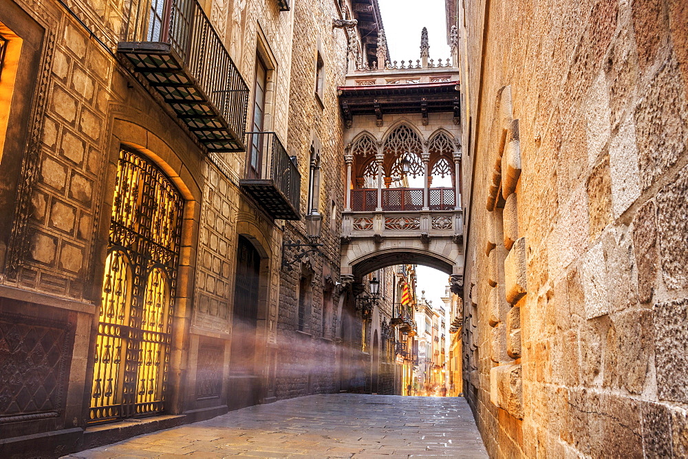 Bridge between buildings in Barri Gotic quarter, Barcelona, Spain, Europe