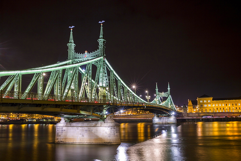 Oldest bridge at night, Chain Bridge connecting Buda and Pest, Budapest, Hungary, Europe