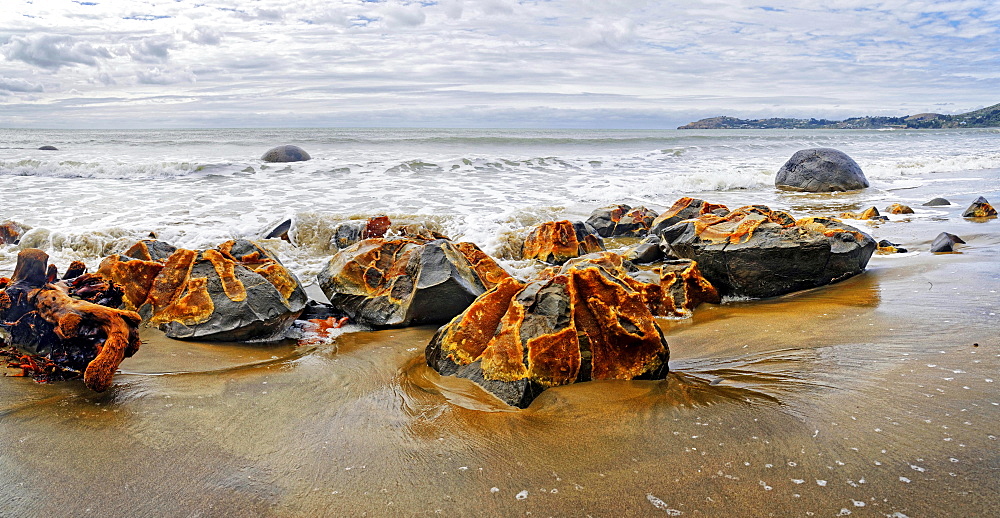 Moeraki Boulders, split rocks, Koekohe Beach, Otago, South Island, New Zealand, Oceania