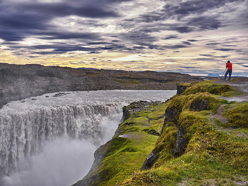 Photographer at waterfall Dettifoss, Vidhirholl, Norðurland Eystra, Island