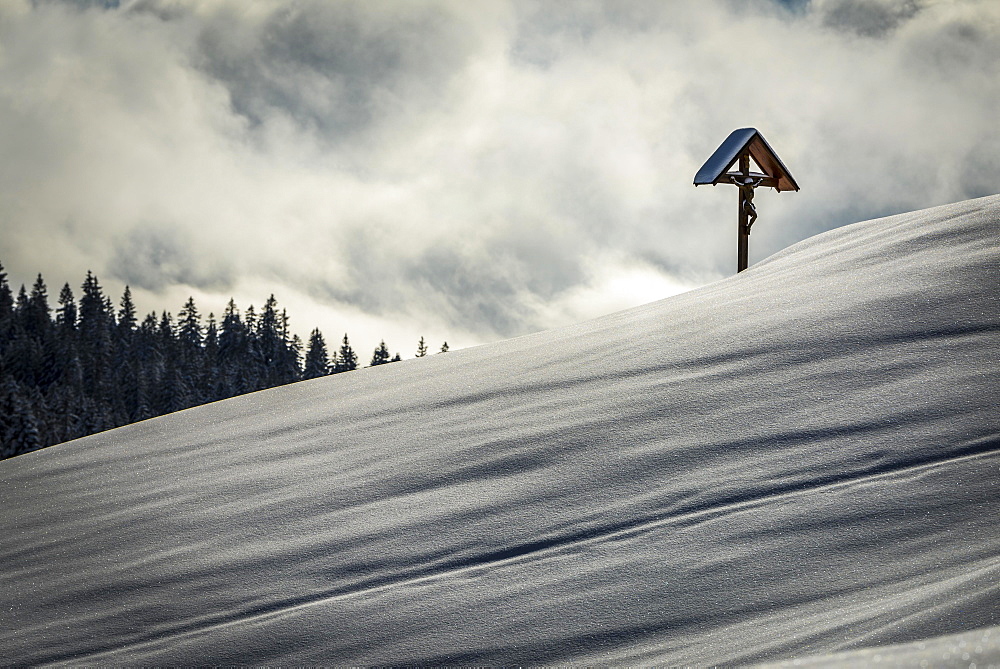 Wayside cross on snowy mountain slope, cloudy skies, Burstkopf, Balderschwang, Oberallgäu, Bavaria, Germany, Europe