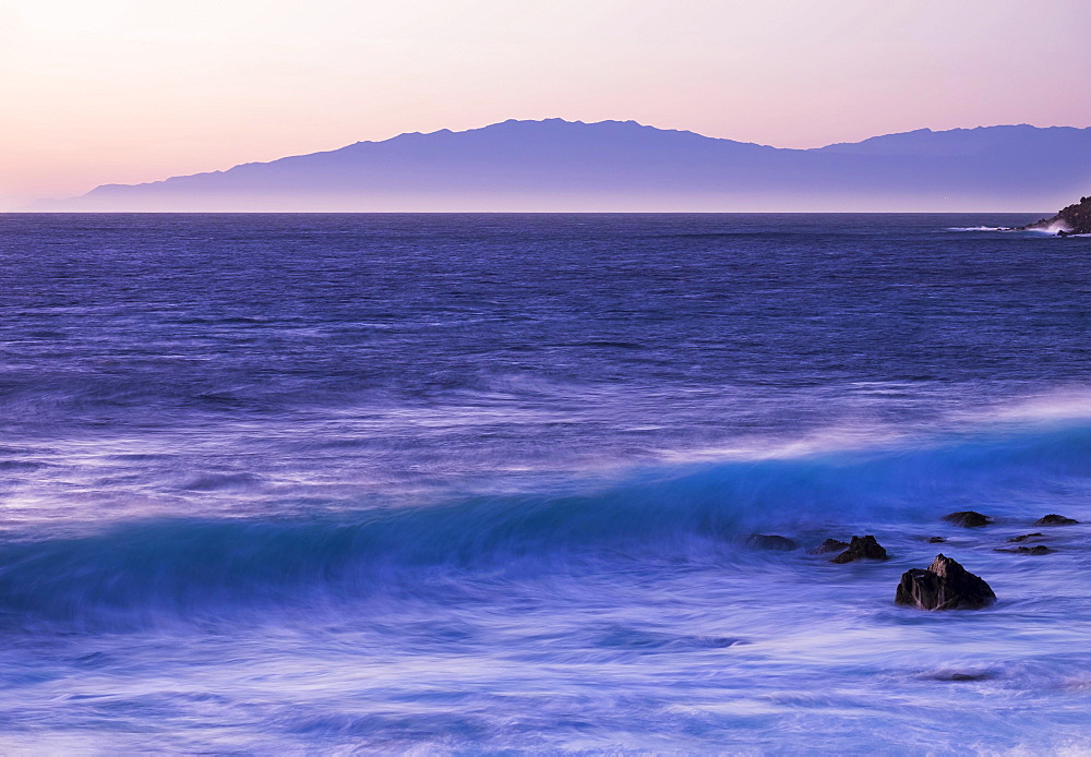 Ocean wave at dawn, island of La Palma behind, Valle Gran Rey, La Gomera, Canary Islands, Spain, Europe