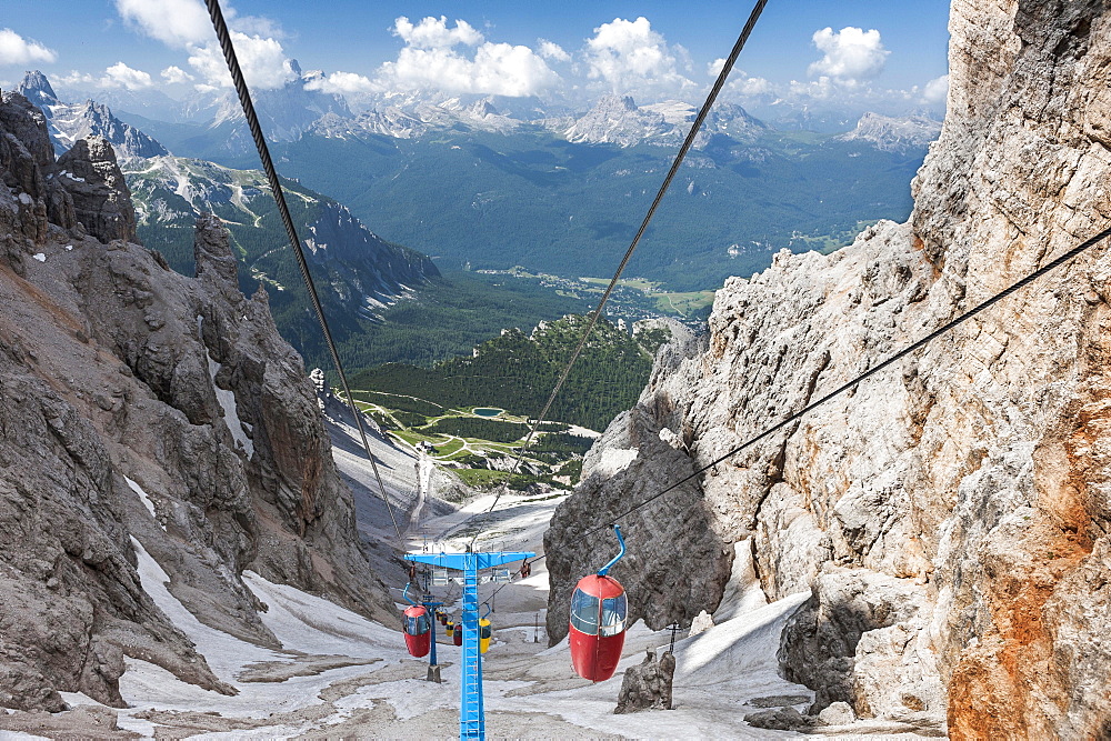 Colourful gondola lift, built in 1956, to Lorenzihutte refuge, 2932 m, Rifugio Son Forca, Cristallo group Ampezzo Dolomites, Cortina d'Ampezzo, Province of Belluno, Veneto, Italy, Europe