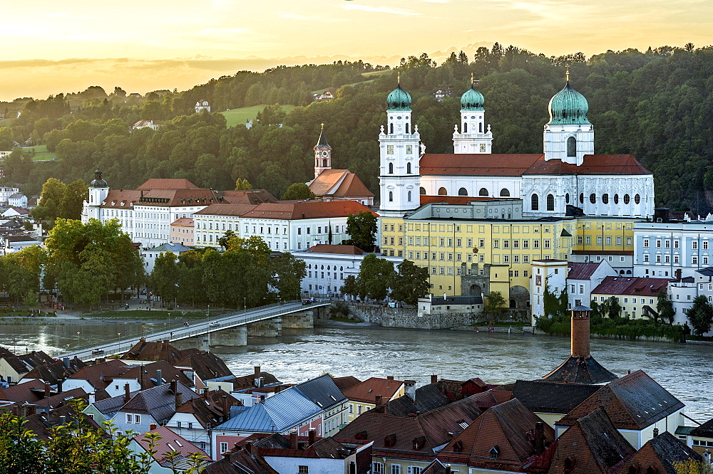 Inn river with Marienbrucke bridge, at the back the opera house and theatre, the parish church of St Paul and St. Stephen's Cathedral, on the right the New Bishop's Residence, historic centre, Passau, Lower Bavaria, Bavaria, Germany, Europe