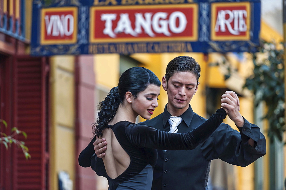 Street dancers, couple dancing tango, La Boca, Buenos Aires, Argentina, South America