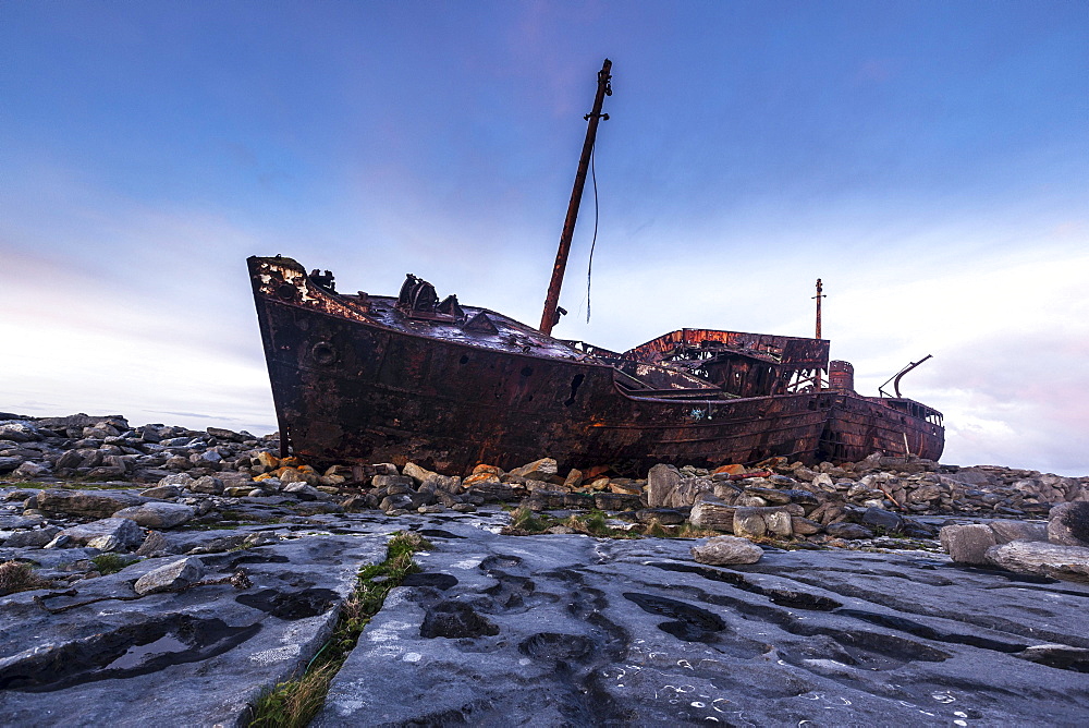 Shipwreck Plassy, ??stranded on the Finnish coast in 1960, Inis Oirr, Aran Islands, Ireland, Europe