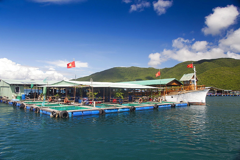 Floating houses off the island of Ho Ca Tri Nguyen, Nha Trang Bay, South China Sea, Vietnam, Asia