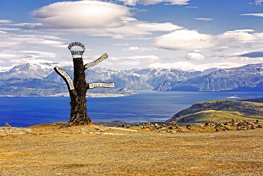 Signpost along the Kvænangsfjell, mountain landscape at Kvænangen Fjord, Sørstraumen, Troms, Norway, Europe
