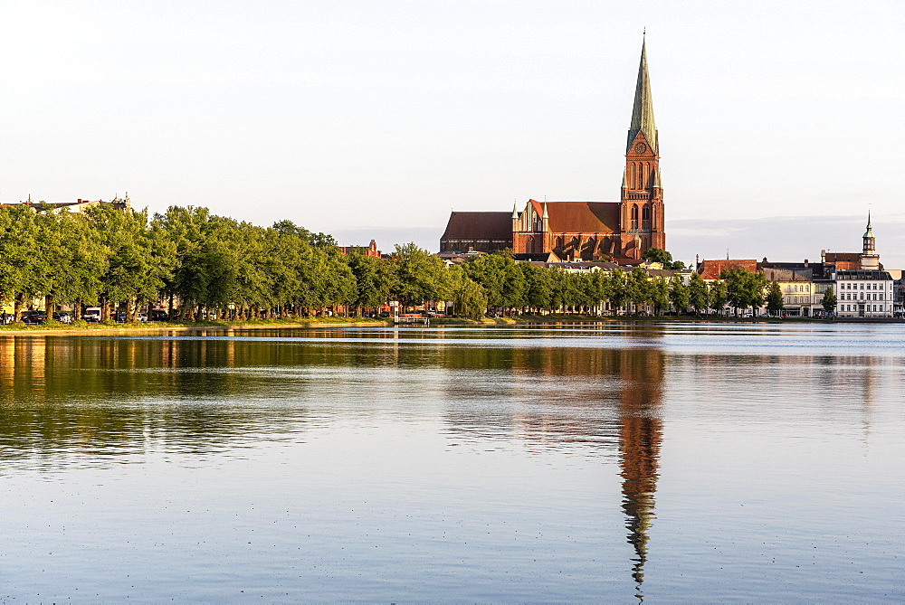 View over the Pfaffenteich to the cathedral, Schwerin, Mecklenburg-Western Pomerania, Germany, Europe