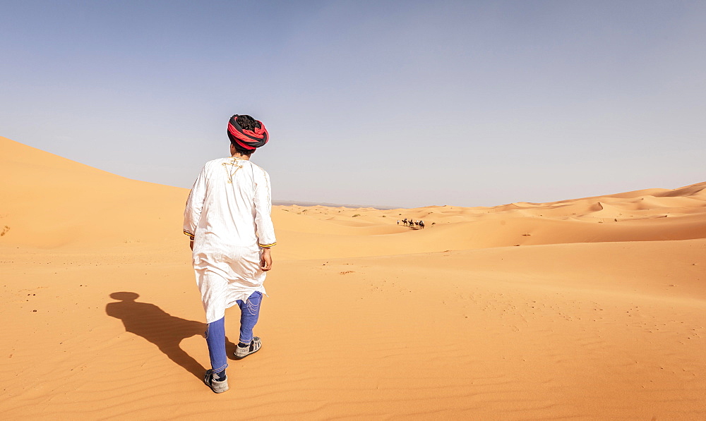 Bedouin with traditional clothes in the desert, dune landscape Erg Chebbi, Merzouga, Sahara, Morocco, Africa