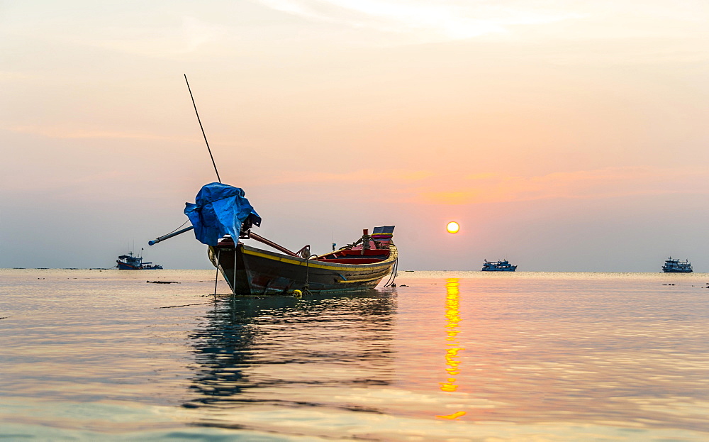 Longtail boat, South China Sea at sunset with boats, Gulf of Thailand, Koh Tao island, Thailand, Asia