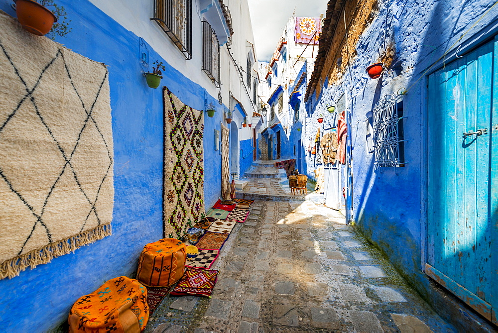 Narrow alley, carpet and craft shop, blue houses, medina of Chefchaouen, Chaouen, Tangier-Tétouan, Morocco, Africa