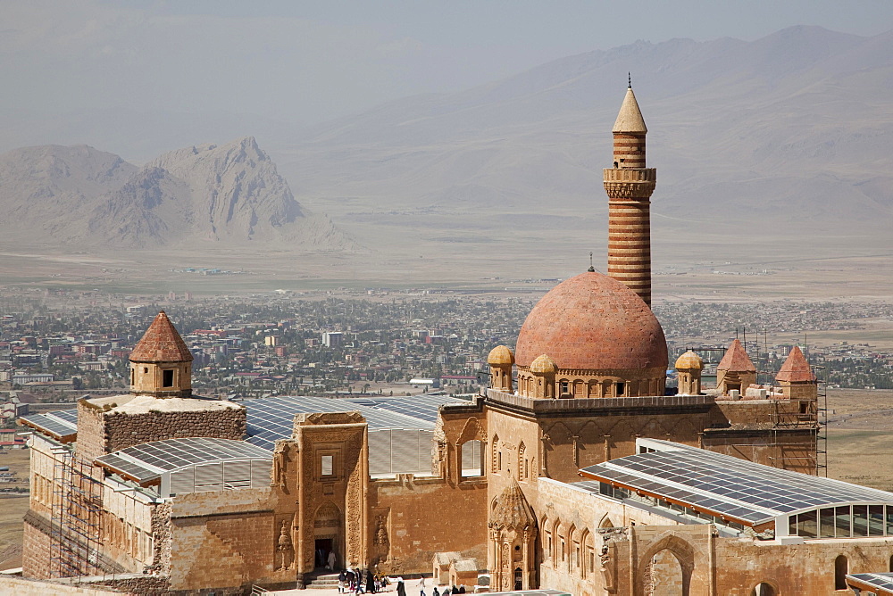 Ishak Pasha Sarayi, Dogubayazit in the back, Eastern Anatolia Region, Turkey, Asia