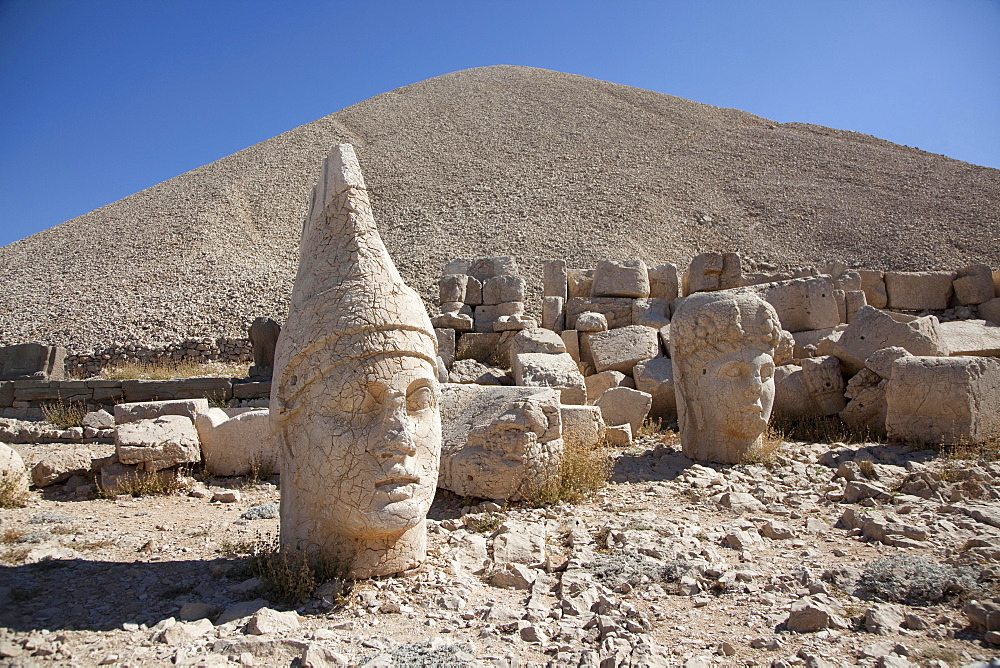 God thrones and gods' heads, Mount Nemrut, sanctuary and tomb, Southeastern Anatolia Region, Turkey, Asia