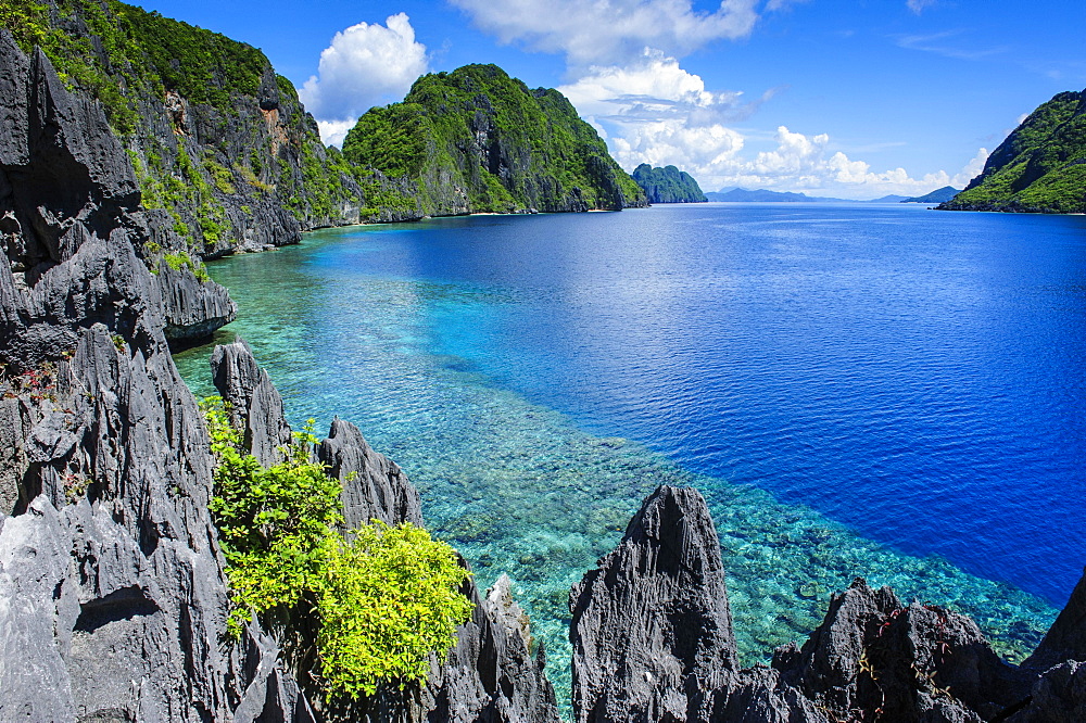 Coast with crystal clear water and limestones, Bacuit archipelago, El Nido, Palawan, Philippines, Asia