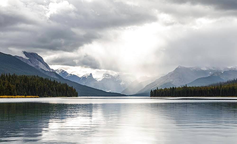 Maligne Lake, behind mountain range Queen Elizabeth Ranges, cloudy sky, Jasper National Park, Rocky Mountains, Alberta, Canada, North America