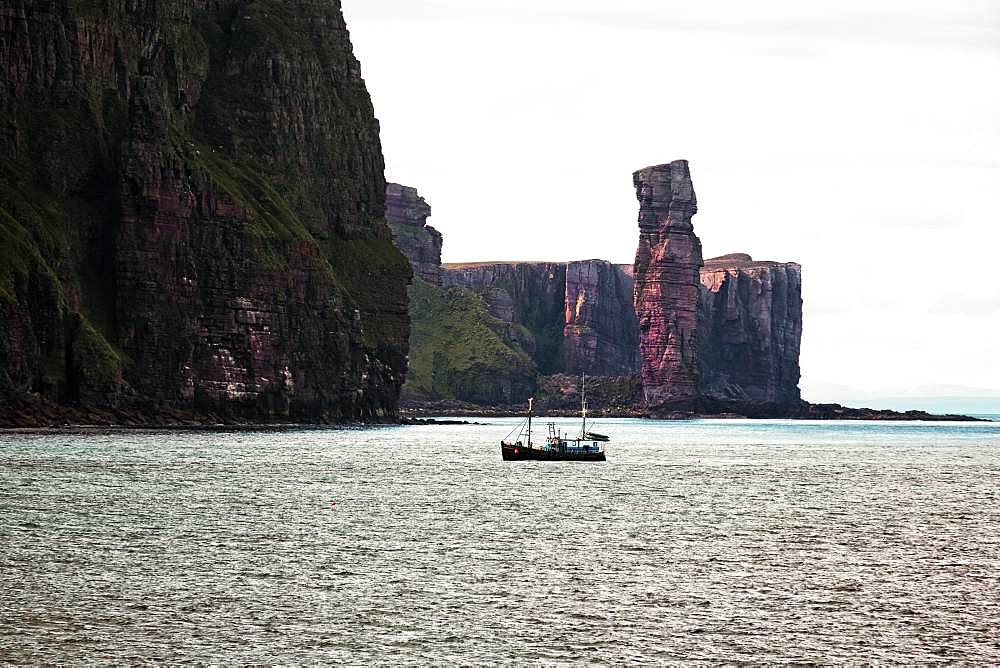 Steep coast, cliffs and rock needle Old Man of Hoy, Hoy Island, Orkney Islands, Scotland, Great Britain