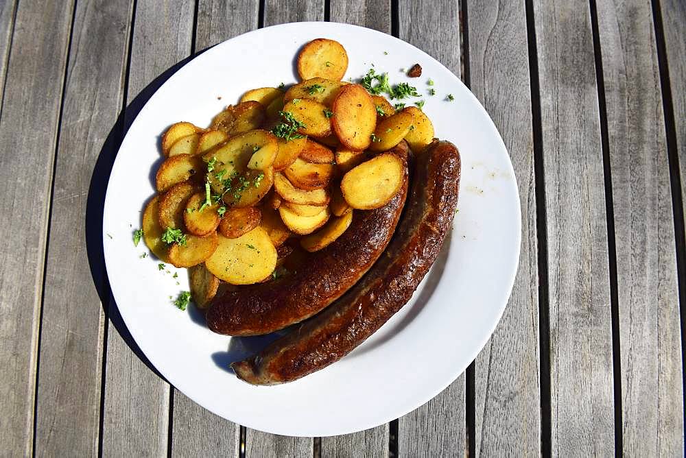 Pfaelzer Bratwuerste with fried potatoes, German Wine Route, Rhineland-Palatinate, Germany, Europe