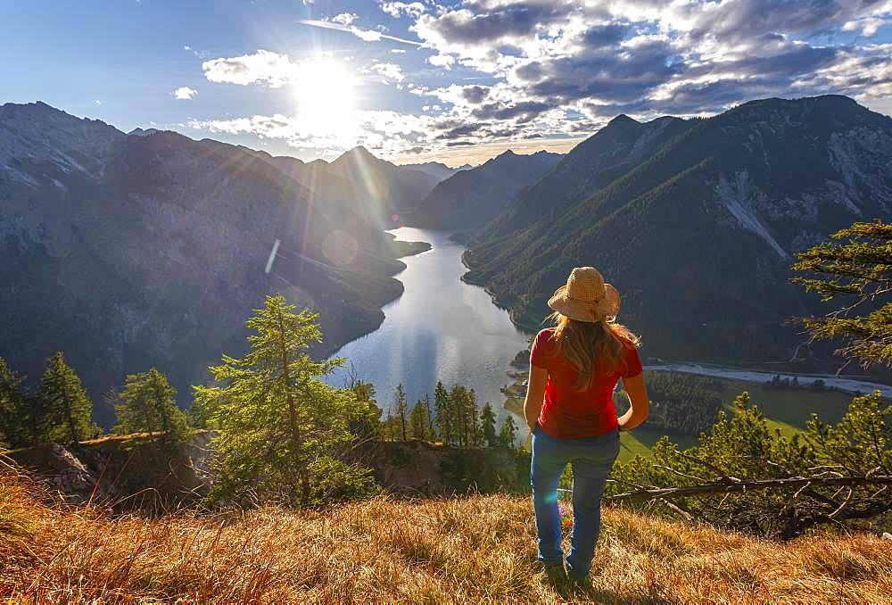 Female hker with a sun hat looking into the distance, Lake Plansee, Ammergauer Alps, Reutte district, Tyrol, Austria, Europe