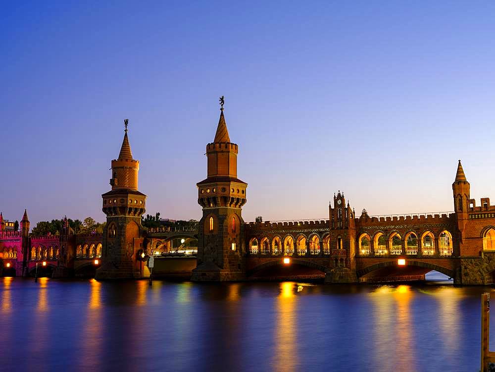 Oberbaum bridge over the Spree in the evening light, between Kreuzberg and Friedrichshain, Berlin, Germany, Europe