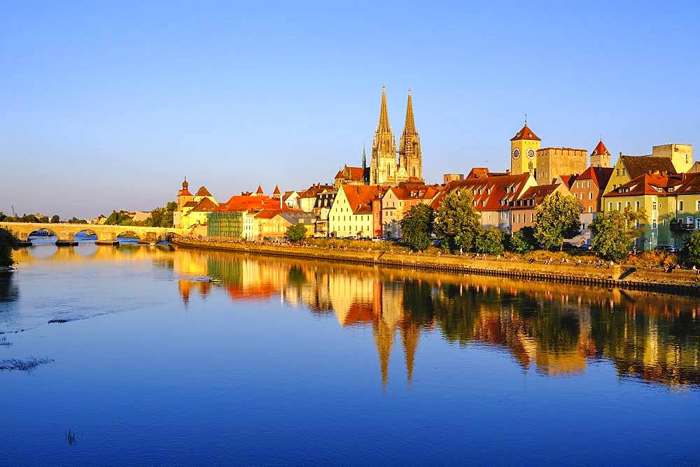 Stone bridge over the Danube and old town with cathedral, Regensburg, water reflection, Upper Palatinate, Bavaria, Germany, Europe