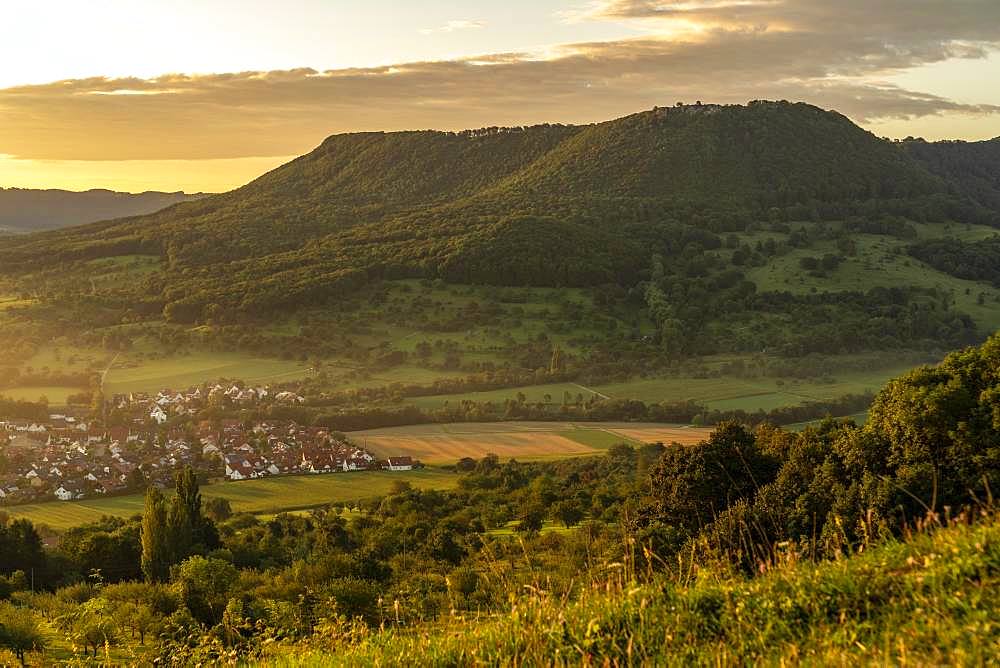 Sunrise, view of the Breitenstein with the village of Bissingen, Swabian Alb, Baden-Wuerttemberg, Germany, Europe