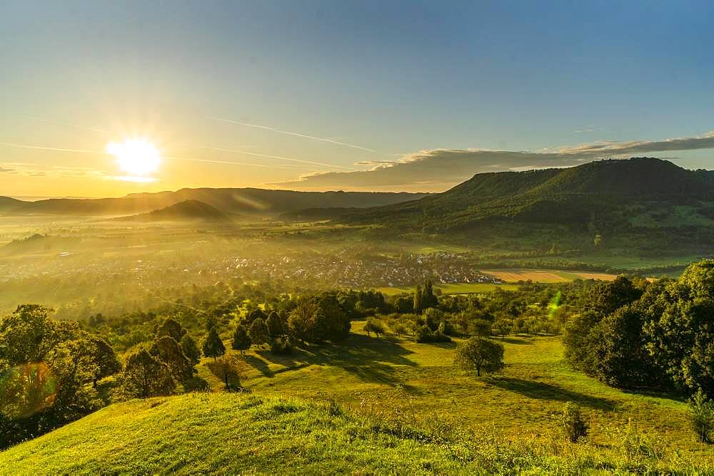 Sunrise, panoramic view, view of the village and the three imperial mountains Hohenstaufen, Rechberg and Stuifen, Bissingen, Swabian Alb, Baden-Wuerttemberg, Germany, Europe