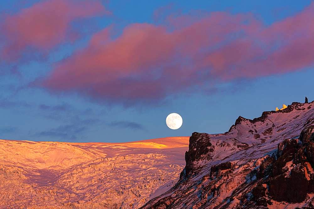 Full moon above Svinafellsjoekull, evening mood, Skaftafell National Park, Southeast Iceland, Iceland, Europe