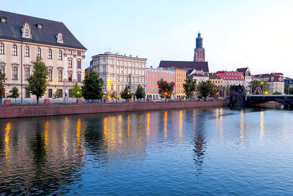 Evening atmosphere on the Oder River, Elisabeth Church in the background, Wroclaw, Poland, Europe