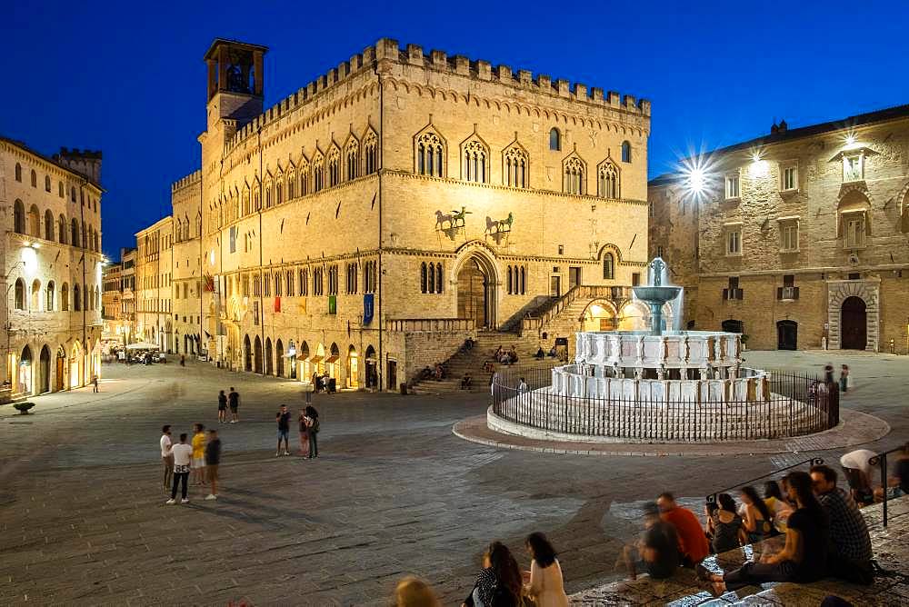 People at dusk in Piazza IV Novembre, fountain Fontana Maggiore in front of Palazzo dei Priori, Perugia, Umbria, Italy, Europe