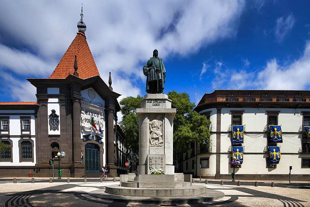 Statue of the navigator and explorer Joao Goncalves Zarco, left Bonco de Portugal, Funchal, Island Madeira, Portugal, Europe